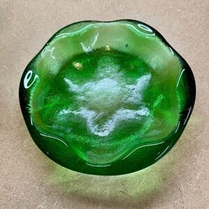 VINTAGE, BLENKO, HANDCRAFTED, THICK GREEN, TEXTURED GLASS ASHTRAY.